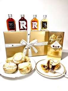 Mince Pie Hamper with 5cl Raspberry Gin, 5cl Sloe Gin, 5cl Rhubarb Gin and 5cl Sloe Port and Belgian Chocolates