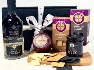 **New** Sloe Port and Oak Aged Dry Gin Cheese and Cracker Hamper