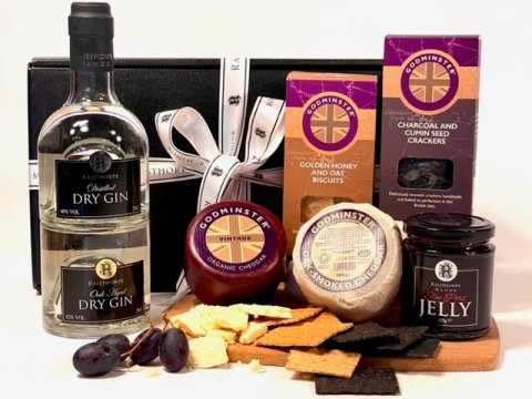 **New** Dry Gin and Oak Aged Dry Gin, Cheddar and Oak Smoked Cheddar and Cracker Hamper