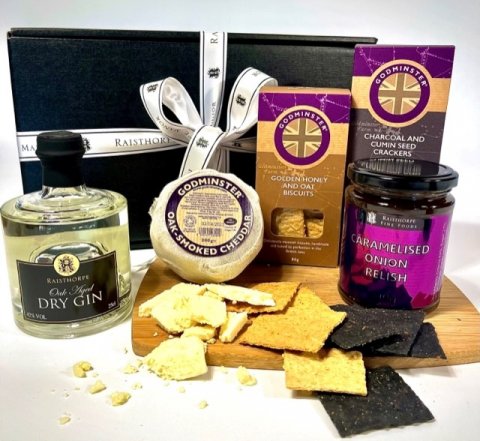 **New** Oak Aged Dry Gin, Oak-Smoked Cheddar Cheese and Cracker Hamper